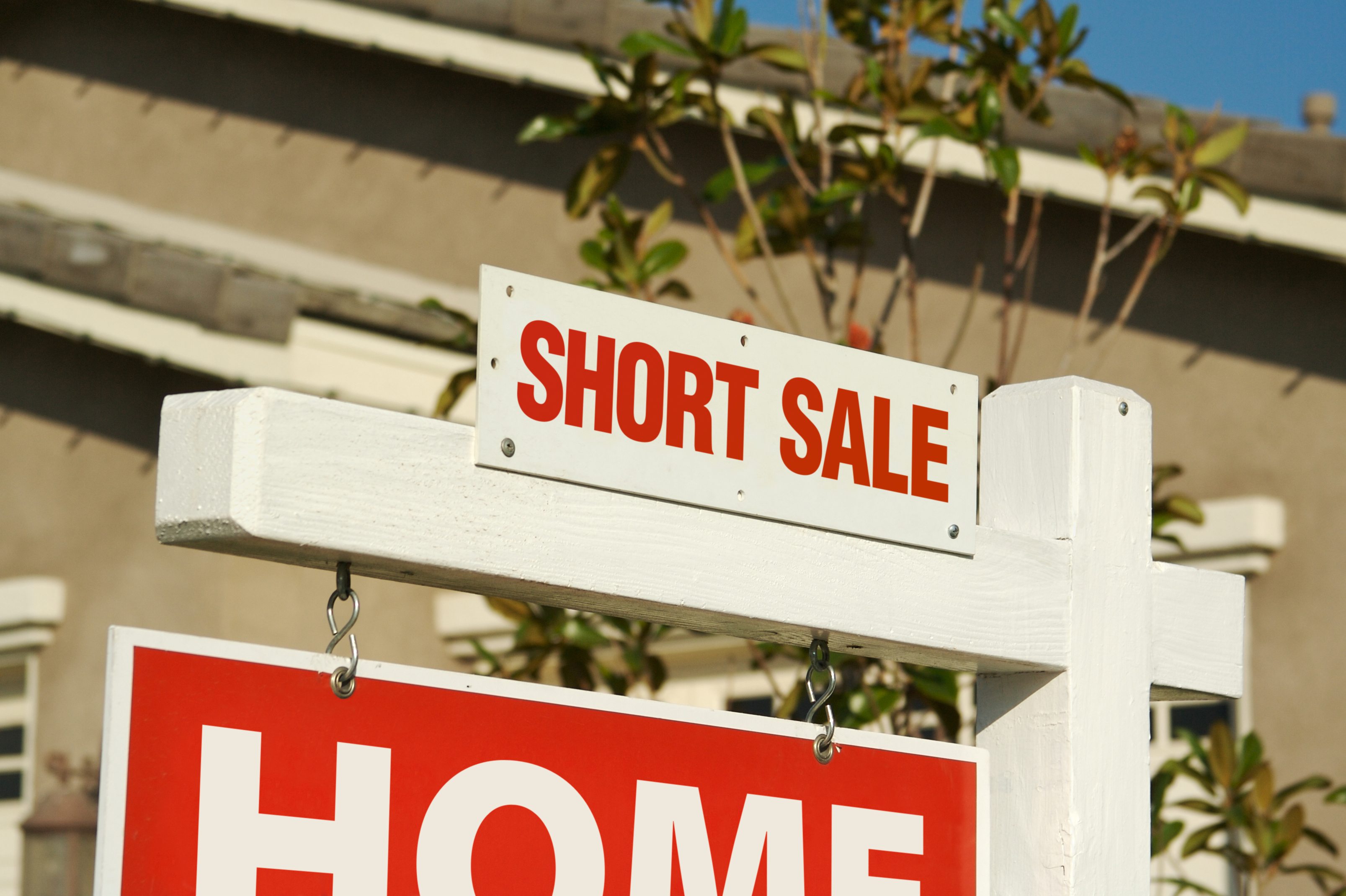 Advantages and Disadvantages to Buying a Short Sale